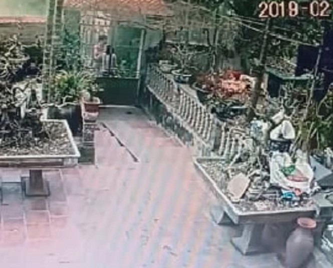 Dùng xô nhựa đánh vào mặt hàng xóm, một phụ nữ bị khởi tố, bắt giam - ảnh 1