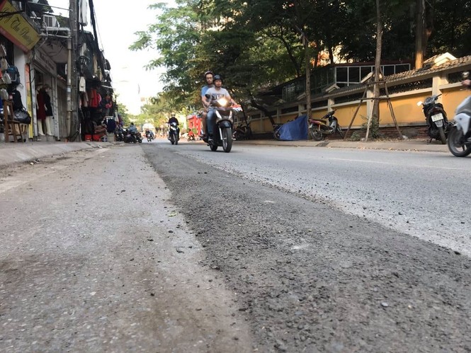 Con đường bị đào bới, chắp vá ở Hà Nội làm lại vẫn ẩu - ảnh 6