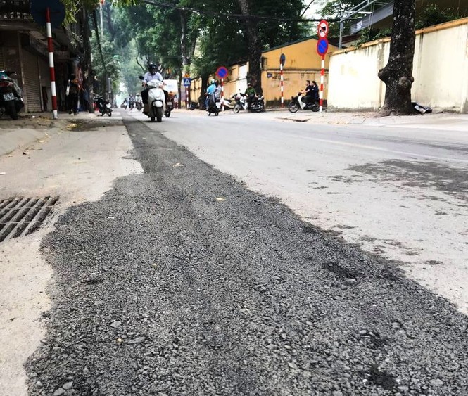 Con đường bị đào bới, chắp vá ở Hà Nội làm lại vẫn ẩu - ảnh 1