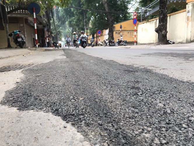 Con đường bị đào bới, chắp vá ở Hà Nội làm lại vẫn ẩu - ảnh 5