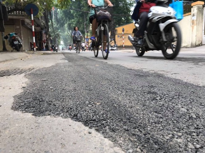 Con đường bị đào bới, chắp vá ở Hà Nội làm lại vẫn ẩu - ảnh 2