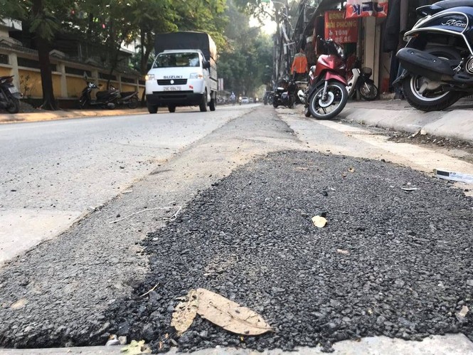Con đường bị đào bới, chắp vá ở Hà Nội làm lại vẫn ẩu - ảnh 4