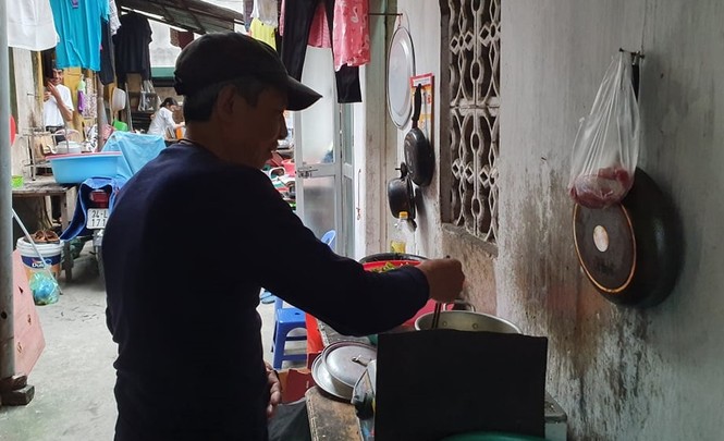 Xóm chạy thận cạnh bệnh viện Bạch Mai được hỗ trợ tiền, cách ly tại chỗ - ảnh 2