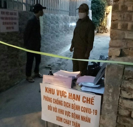 Xóm chạy thận cạnh bệnh viện Bạch Mai được hỗ trợ tiền, cách ly tại chỗ - ảnh 1