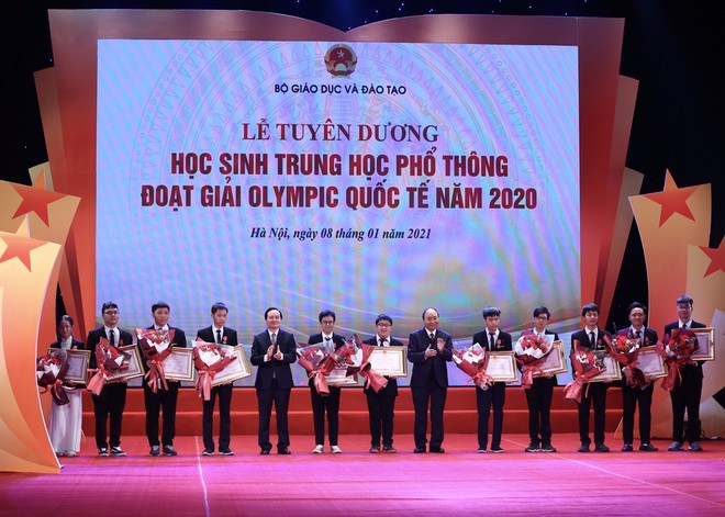 Luật sư nói gì về Huân chương Lao động dành cho 12 học sinh đoạt huy chương Olympic? - ảnh 1