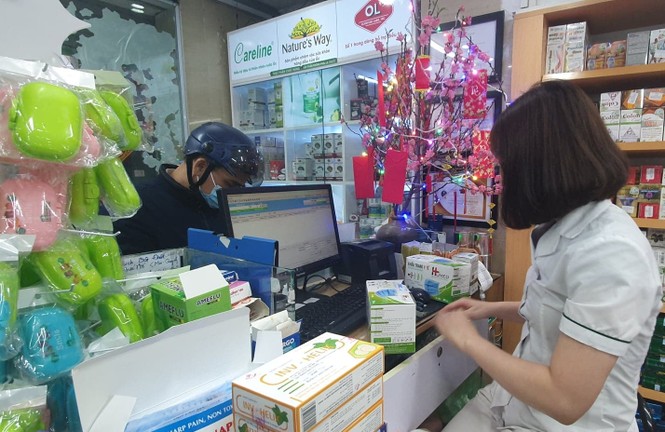 Cảnh khẩu trang y tế bày bán tràn vỉa hè Hà Nội - ảnh 1