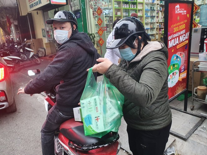 Cảnh khẩu trang y tế bày bán tràn vỉa hè Hà Nội - ảnh 4