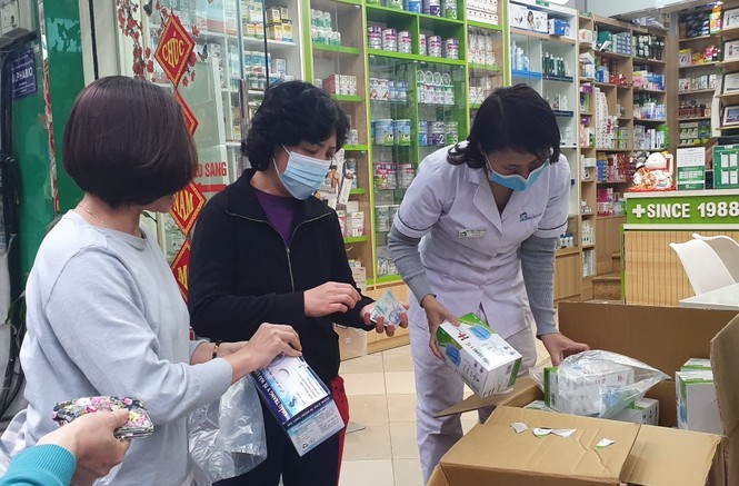 Cảnh khẩu trang y tế bày bán tràn vỉa hè Hà Nội - ảnh 3