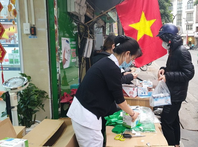 Cảnh khẩu trang y tế bày bán tràn vỉa hè Hà Nội - ảnh 2