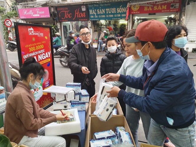 Cảnh khẩu trang y tế bày bán tràn vỉa hè Hà Nội - ảnh 6