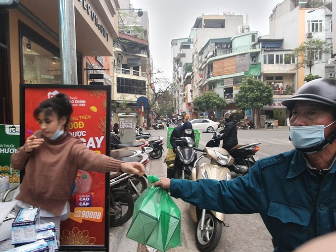 Cảnh khẩu trang y tế bày bán tràn vỉa hè Hà Nội - ảnh 7