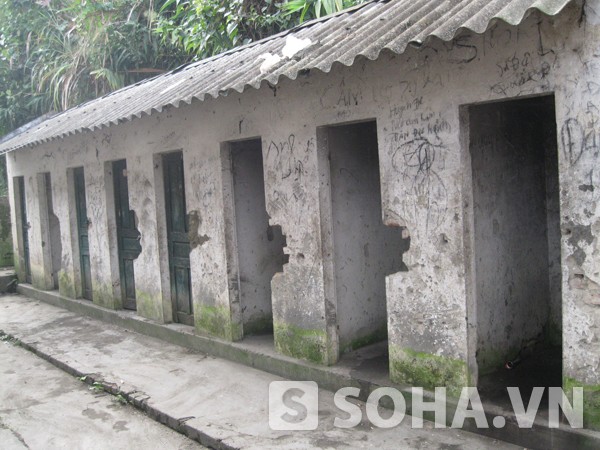 Những căn phòng còn cửa được trưng dụng làm khu để củi, gạo và rau dự trữ một tuần của học sinh Kim Bon