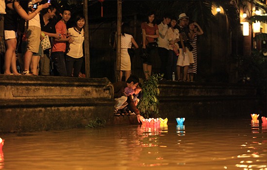 Tối 19/09 cũng là đêm trung thu, du khách từ khắp nơi đổ về sông Hoài vui thú với dịch vụ thả hoa đăng, nhưng năm nay du khách không phải xuống thuyền hay đứng trên bờ thả mà đứng ngay trên đường để thả xuống dòng nước lụt