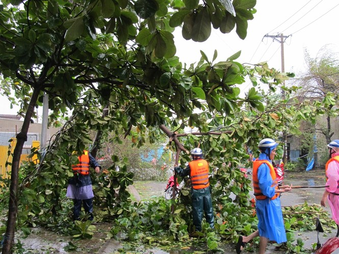 Lực lượng chức năng khẩn trương giải phóng mặt bằng
