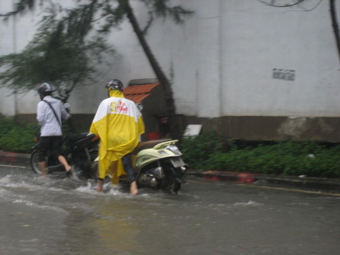 Hàng loạt các phương tiện chết máy do ngập nước