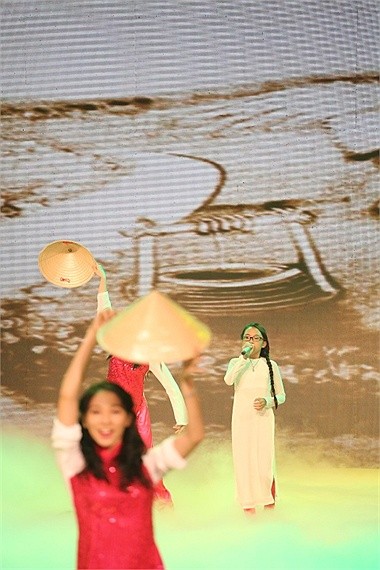 Từ khi trở thành gà độc quyền của Quang Lê, Phương Mỹ Chi vẫn chăm chỉ chạy show đều đặn