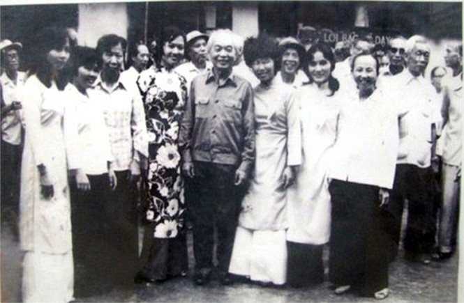Trong trí nhớ của nhiều thế hệ học trò, ông là diễn giảng rất giỏi về các đề tài lịch sử, đặc biệt là lịch sử quân sự. Trong ảnh: Đại tướng về thăm nhân dịp Nhà trường nhận đơn vị anh hùng năm 1985