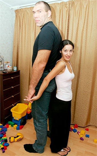 Võ sĩ Nicola Valuev bên cạnh cô vợ tí hon