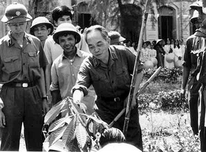 Đại tướng Võ Nguyên Giáp trồng cây tại Trường Quốc học Huế