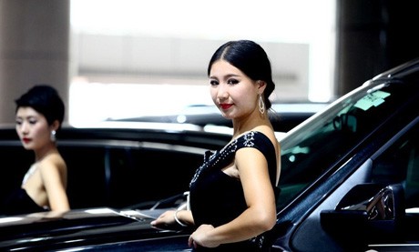 Cô cho biết, một trong những yêu cầu tối thiểu khi đứng trình diễn cạnh xe hơi đó là khuôn mặt luôn phải rạng ngời và tươi cười