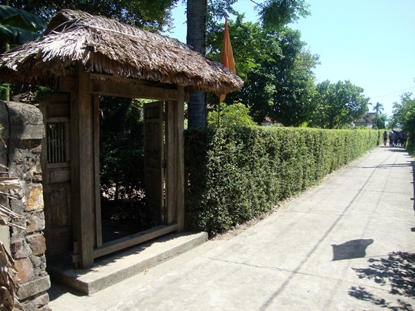 Nằm ở làng An Xá (xã Lộc Thủy, huyện Lệ Thủy, tỉnh Quảng Bình), ngôi nhà nơi vị tướng lỗi lạc Võ Nguyên Giáp sinh ra và lớn lên, qua bao nhiêu năm vẫn được gìn giữ, bảo tồn gần như nguyên vẹn.Cổng vào ngôi nhà của Đại tướng luôn mang đến cho khách tham quan cảm giác nhẹ nhàng, mộc mạc và gần gũi