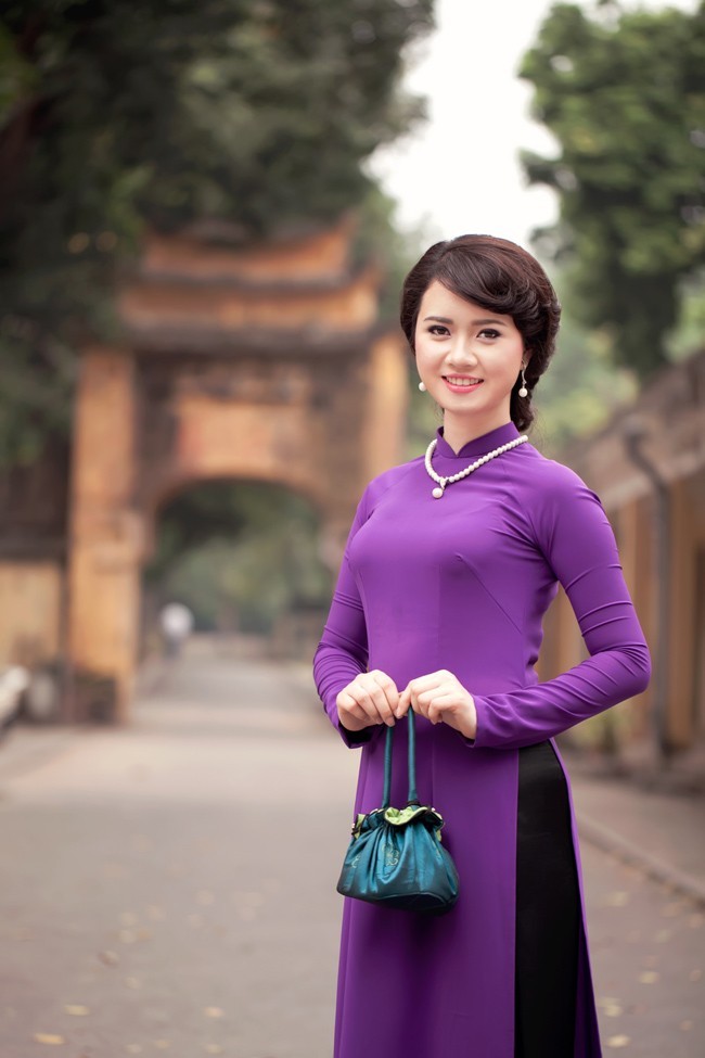 Sau khi tốt nghiệp Cao đẳng Truyền hình, cô được nhận vào công tác tại đài Truyền hình ANTV