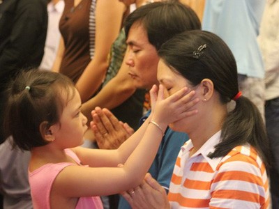 Bé Đỗ Thùy Dương (4 tuổi) lau nước mắt cho mẹ khi chị Nguyễn Thị Hồng Hoa (Q.10) không kìm được cảm xúc, nước mắt tuôn trào khi quỳ trước bàn thờ Đại tướng ở hội trường Thống Nhất (TP.HCM)
Bài viết: http://news.zing.vn/Em-be-4-tuoi-lau-nuoc-mat-cho-me-tai-le-tang-Dai-tuong-post359979.html#home_multimedia
Nguồn Zing News