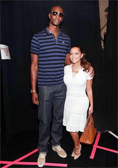 Cô vợ của VĐV Chris Bosh có lẽ cần 1 chiếc ghế để đứng bên cạnh chồng
