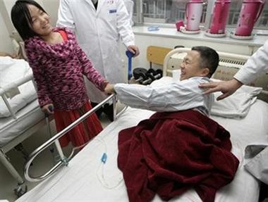 Năm 2005, lúc Hongyan lên 11 tuổi, em đã nhận được một đôi chân giả từ bệnh viện China Rehabilitation sau những cố gắng không biết mệt mỏi của em. Trong ảnh là cô bé bóng rổ đang gây cảm hứng cho một bệnh nhân mất 2 chân