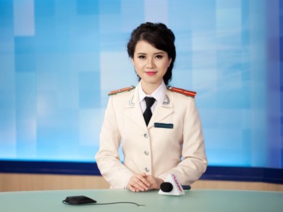 Công đoạn trang điểm, chọn trang phục cũng mất của cô khá nhiều thời gian. Tuy nhiên, cô luôn biết sắp xếp thời gian để không ảnh hưởng đến công việc của mình