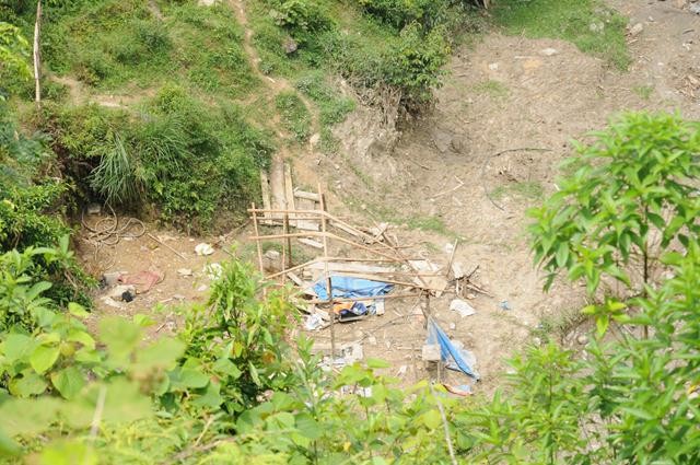Một chiếc lán bị đất đá tống trôi xuống suối