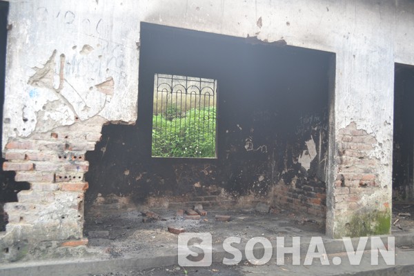 Các bức tường của khu nấu ăn bị sập gạch nhiều chỗ
