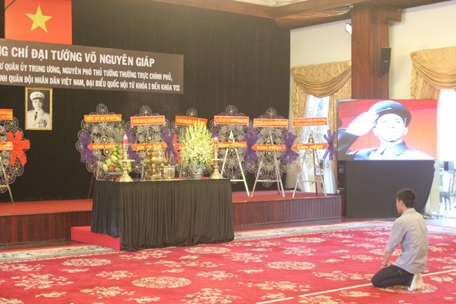 Bạn Trần Văn Vũ (quê Đồng Tháp, trú Q.9), quỳ trước bàn thờ Đại tướng trong hội trường Thống Nhất gần 1 giờ khiến nhiều người xúc động. Vũ cho biết: