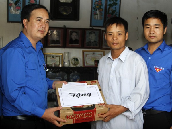 Đoàn đã đến thăm, tặng quà động viên các hộ nông dân bị bão cướp trắng hoa màu, chăn nuôi.(Trong ảnh, anh Nguyễn Anh Tuấn tặng quà cho gia đình anh Nguyễn Văn Luật)