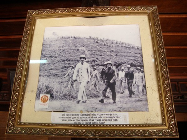 Bức ảnh Đại tướng Võ Nguyên Giáp và Chủ tịch Hồ Chí Minh ra thao trường tổ chức diễn tập mẫu chiến thuật ở Sơn Tây năm 1957