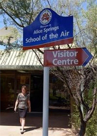 Bảng hiệu bên ngoài cổng trường Alice Springs School of the Air (viết tắt ASSOA) ở miền Bắc nước Úc