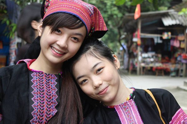 Tạo dáng cùng bạn bè trong chuyến thực tế