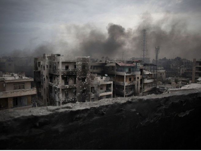 Khói bốc lên từ những tòa nhà ở quận Saif Al Dawla, thuộc thành phố Aleppo, Syria