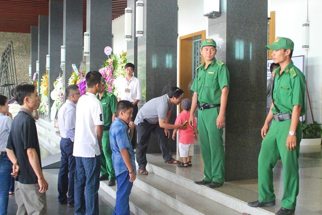 Nhiều người rất tiếc nuối khi không tới kịp để viếng Đại tướng
Bài viết: http://news.zing.vn/Em-be-4-tuoi-lau-nuoc-mat-cho-me-tai-le-tang-Dai-tuong-post359979.html#home_multimedia
Nguồn Zing News