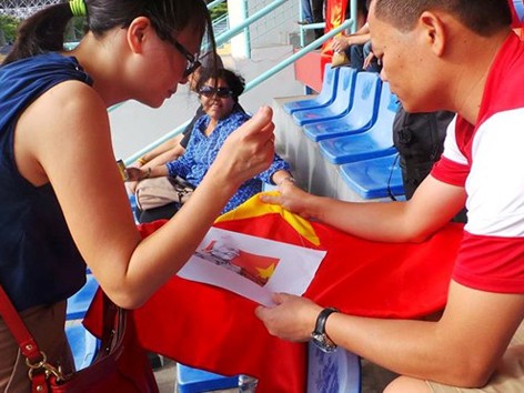 CĐV Việt Nam không quản ngại đường xa đến sân cổ vũ U19 VN thi đấu với Hong Kong. Cũng như các cầu thủ, hơn 200 CĐV Việt Nam gồm cả kiều bào tại Malaysia, khách du lịch đã bày tỏ tấm lòng tiếc thương trước sự ra đi của vị Tướng tài ba của dân tộc