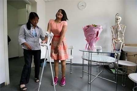 Vào tháng trước, cô gái này bước sang tuổi 18, em tiếp tục được nhận thêm một đôi chân giả mới để cho vừa với thân thể phát triển của em