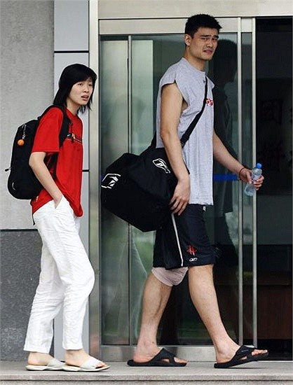 Yao Ming cao tới 2m29, vì thế mà dù vợ anh cũng là một VĐV bóng rổ và cao tới 1m90 nhưng cô vẫn vô cùng nhỏ bé