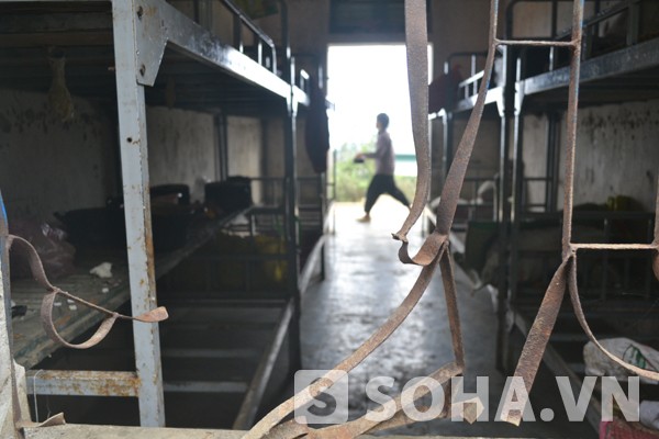 Hầu hết các phòng ở khu ký túc xá không còn cửa sổ, học sinh phải chịu gió lùa mỗi khi đêm về