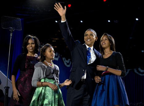 Ông Barack Obama giành chiến thắng trước ứng viên Đảng Cộng hòa Mitt Romney và trở thành tổng thống tái đắc cử của Mỹ. Trong ảnh, ông cùng vợ con phát biểu trước đám đông tại Chicago ngay sau khi công bố kết quả bỏ phiếu trong đêm 6-11