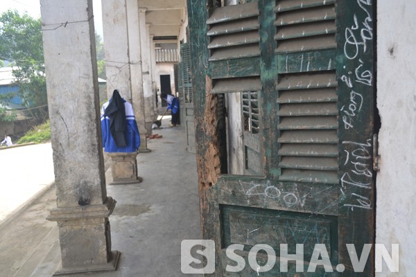 Thậm chí có nhiều phòng chỉ còn một cánh cửa duy nhất