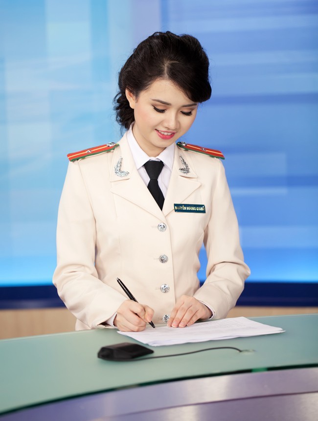 Nhiều hôm có sự kiện nóng hay xảy ra bão lũ, cô và đồng nghiệp cũng phải đi tác nghiệp từ sáng sớm đến đêm khuya mới trở về nhà