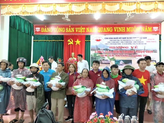 Trao quà hỗ trợ người dân khắc phục lũ lụt tại Quảng Trị - ảnh 1