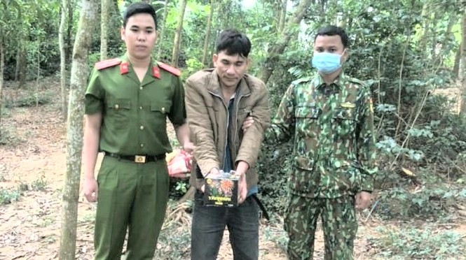 Bắt đối tượng vận chuyển pháo lậu ở biên giới - ảnh 1