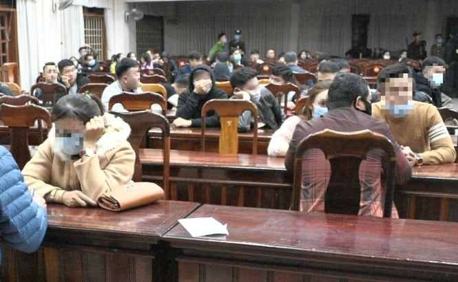Phát hiện cả trăm nam nữ 'bay lắc' điên cuồng trong quán bar - ảnh 1