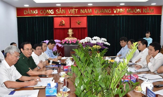 Tân Bí thư Thành ủy TPHCM Nguyễn Văn Nên dầm mưa tìm kế chống ngập - ảnh 3